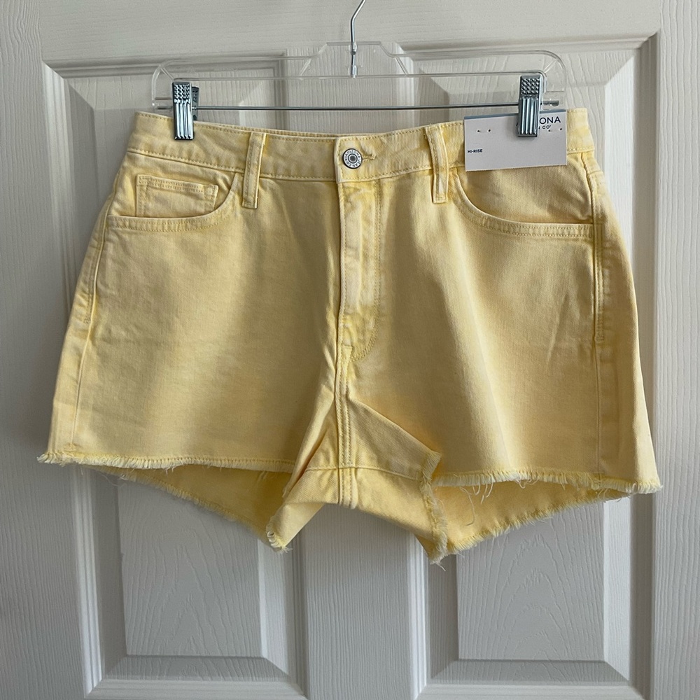 Womens Arizona Hi Rise denim shorts size 13.